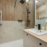 Modern With Parking And Air-conditioning In By Renters Lejlighed